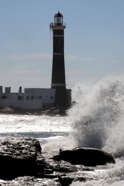 La historia de los faros comenzó en 1799, cuando debido a las enórmes pérdidas que generaban los naufragios, la corona española decidió construir en faro Cerro de Montevideo.