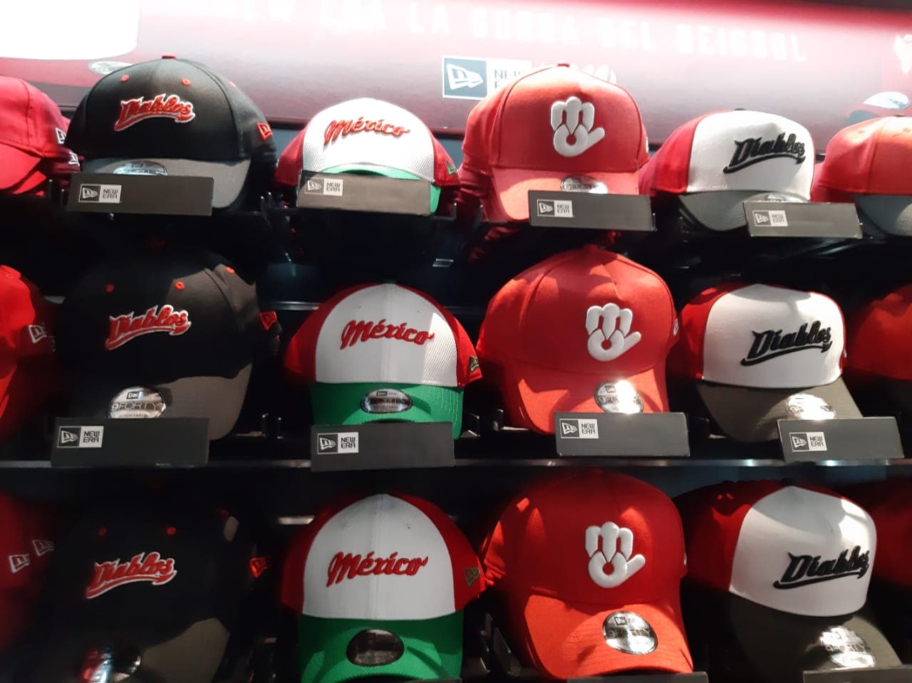 Artículos a la venta en la tienda del Estadio Alfredo Harp Helú, nueva casa de los Diablos Rojos del México que es inaugurada este sábado.