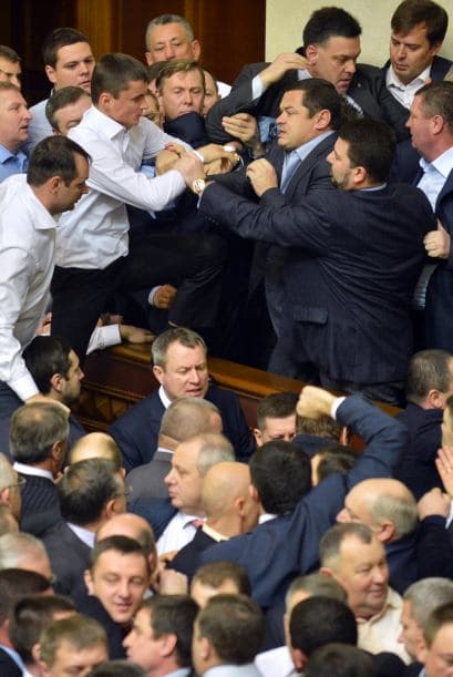 Parlamento unicameral de Ucrania estrenó hoy su séptima legislatura con una trifulca entre diputados del oficialista Partido de las Regiones (PR) y el Partido Comunista de Ucrania (PCU), por un lado, y los opositores de UDAR, Barkivschina y Svoboda, por el otro.
