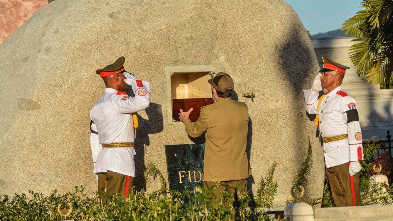 En el último telediario del 25 de noviembre, el gobernante cubano Raúl Castro anunció la muerte de su hermano 
<b><a href="El gobernante cubano Raúl Castro anunció en la televisión estatal el fallecimiento de su hermano. Repudiado por unos y venerado por otros, el exmandatario de la isla será recordado como una de las figuras políticas que más divisiones generó en las Américas.">Fidel Castro</a></b>, a los 90 años, en La Habana. Repudiado por unos y venerado por otros, el exmandatario de la isla será recordado como una de las figuras políticas que más divisiones generó en las Américas. Sus cenizas recorrieron la isla en una caravana militar, hasta ser depositadas por el propio Raúl en un panteón de Santiago de Cuba.