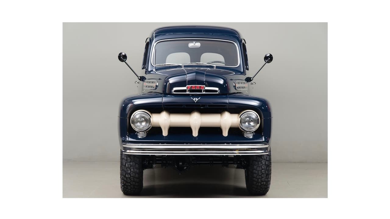 En esta imagen se pone muy en claro como la suspensión adaptada por Marmon-Herrington aumentó la 
<b>distancia al suelo </b>en relación la camión de reparto original.