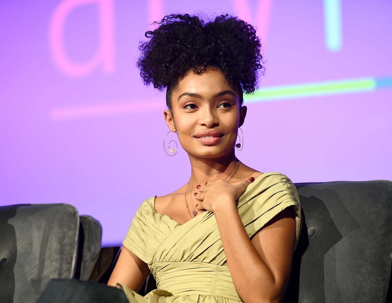 <b>Yara Shahidi.</b> La actriz de 20 años protagonista de Grown-ish, publicó en Twitter: “¿Es esta tu reina? ¡SI! ¡SÍ, DE VERDAD! #WeStillGoHigh #WeVoteNext”.
<br>