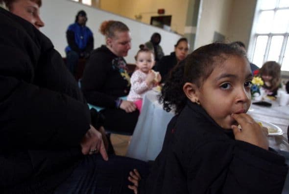 Waterbury, CT - 31 por ciento de población hispana | Índice de graduación de preparatoria: 84 por ciento. Esta ciudad provee servicios médicos gratuitos cada año a más de 8 mil jóvenes sin seguro de salud. El programa StayWell también tiene una clínica escolar para niños y niñas de primaria, donde reciben atención médica, dental y psicológica.