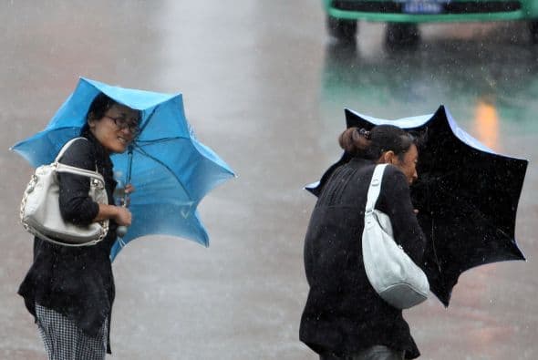 La tormenta también afectó grandes regiones de las provincias de Jiangxi, Hunan, en el centro de China, y Guizhou, en el suroeste, donde se registraros lluvias torrenciales y vientos intensos.