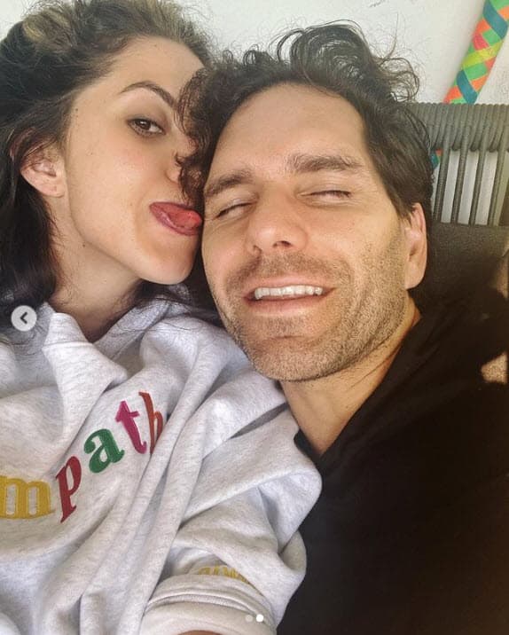 Desde entonces la pareja de actores mantiene una relación estable, donde el humor ha sido fundamental. “Admiro su pasión por lo que hace, su sentido del humor y el efecto que tiene en mí”, dijo el intérprete acerca de lo que lo cautivó de su novia.
<br>