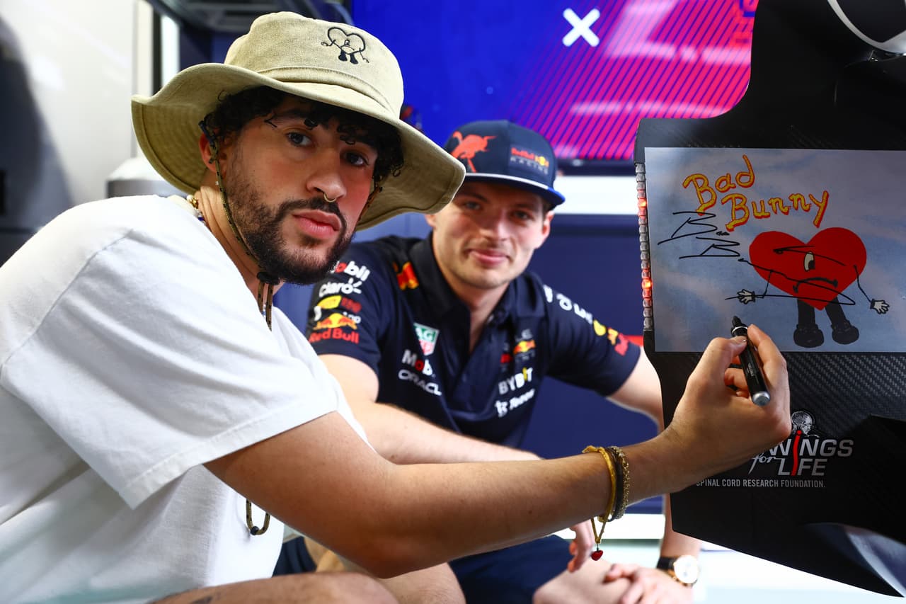 <h3 class="cms-H3-H3">Bad Bunny </h3>
<br>
<br>
<a href="https://www.univision.com/musica/bad-bunny-estaria-en-una-relacion-abierta-y-tendria-dos-novias-video" target="_blank">El ‘Conejo Malo’</a> compartió una historia en la que capturó todos los detalles que hay detrás de la carrera. El intérprete de ‘Callaita’, puso la imagen de
<a href="https://www.univision.com/musica/bad-bunny-los-mejores-memes-de-un-verano-sin-ti-album-fotos" target="_blank">su nuevo álbum musical ‘Un verano sin ti’</a> y firmó la parte trasera del monoplaza de Max Verstappen, el ganador de la carrera.