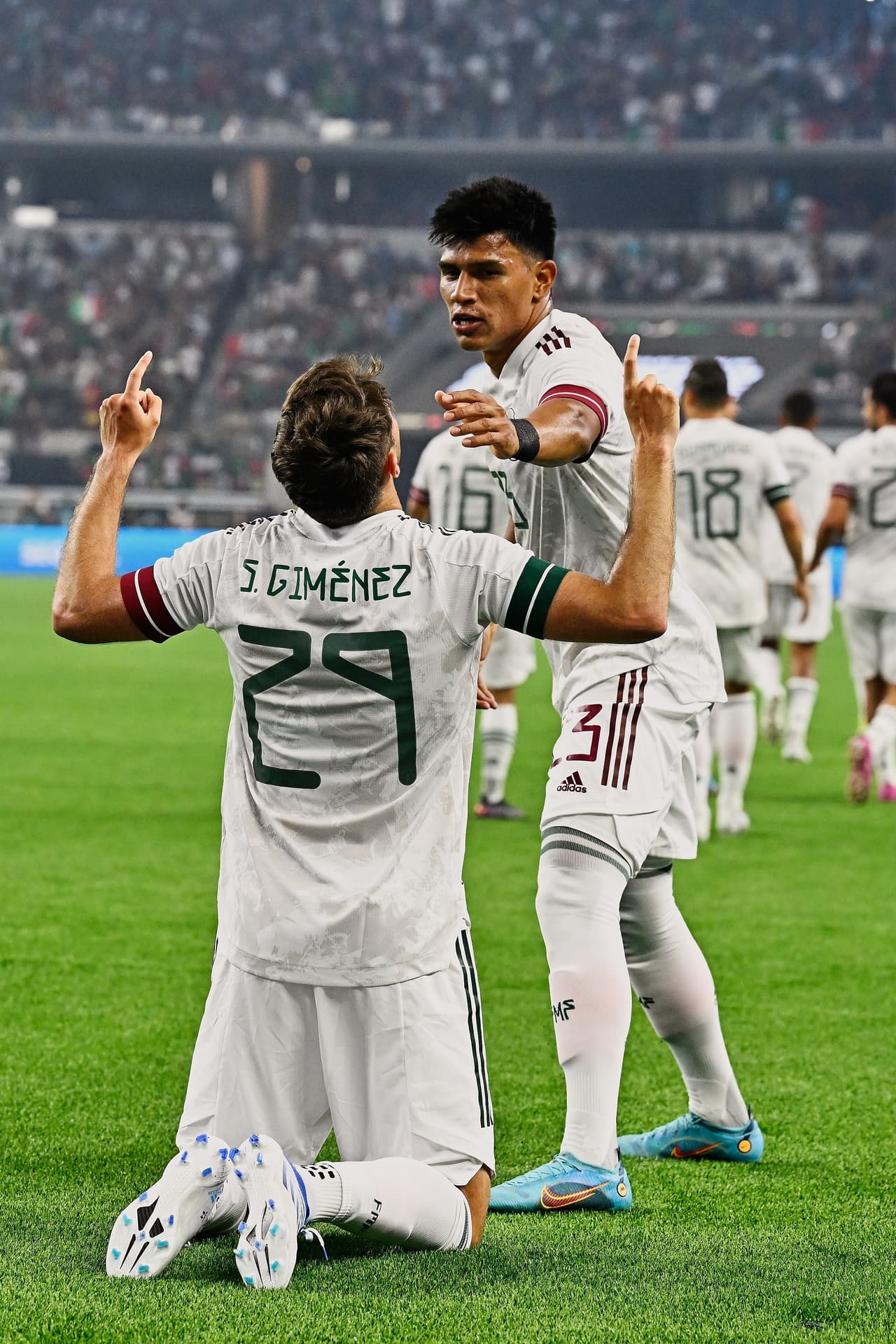 El Bebote celebró agradeciendo al cielo.