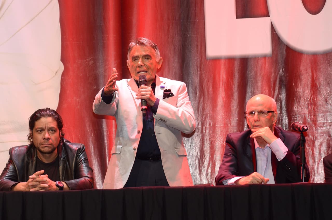 "
<b><a href="https://www.univision.com/famosos/hector-suarez-afirma-que-despues-de-4-anos-y-12-operaciones-ya-no-tiene-cancer-fotos" target="_blank">Ya me curé</a></b>, bendito el cielo ya no tengo cáncer, 4 años, 12 operaciones, ya estamos bien", aseguró por aquellas fechas. 
<br>