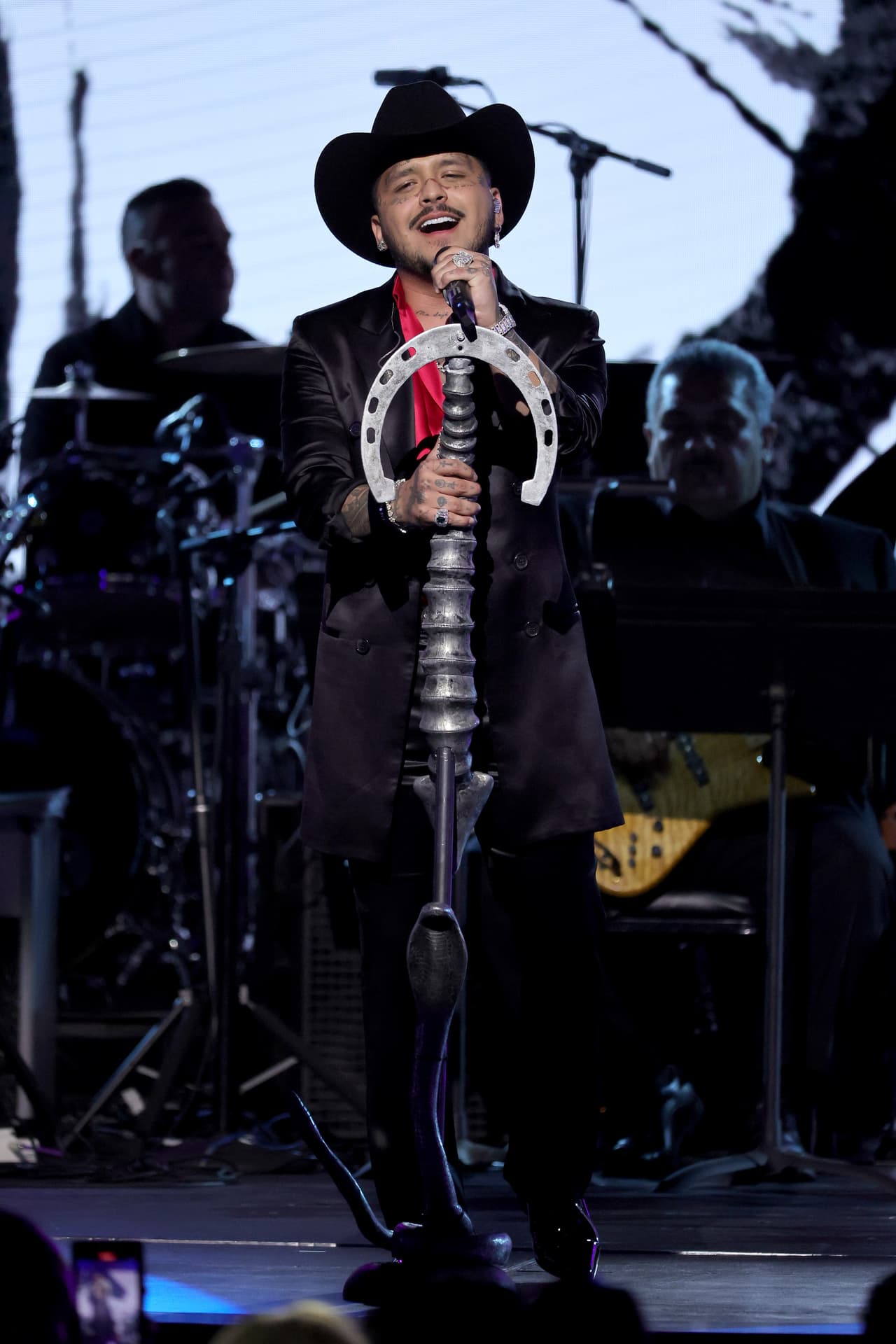 Además de acudir como invitado a la gala, Christian Nodal fue uno de los artistas que subieron al escenario para homenajear a Marco Antonio Solís.