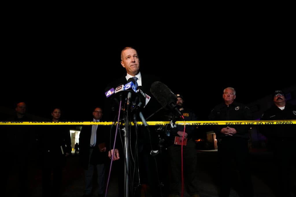 El capitán del Departamento del sheriff del condado de los Ángeles, Andrew Meyer, dijo a la prensa que
<b> aún es muy pronto para determinar los motivos del ataque y si se trató de un crimen de odio</b>. "Examinaremos todos los ángulos", declaró.