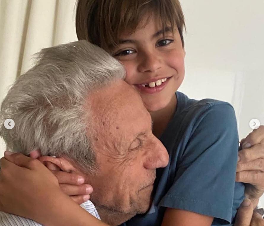 Durante los últimos tres meses, la prensa española ha reportado que Shakira se ha refugiado en su familia mientras pasa el huracán que ha representado la separación de Piqué y el escándalo de que ha sido fotografiado con su supuesta nueva novia, una mujer 22 años menor que la cantante. 
<br>