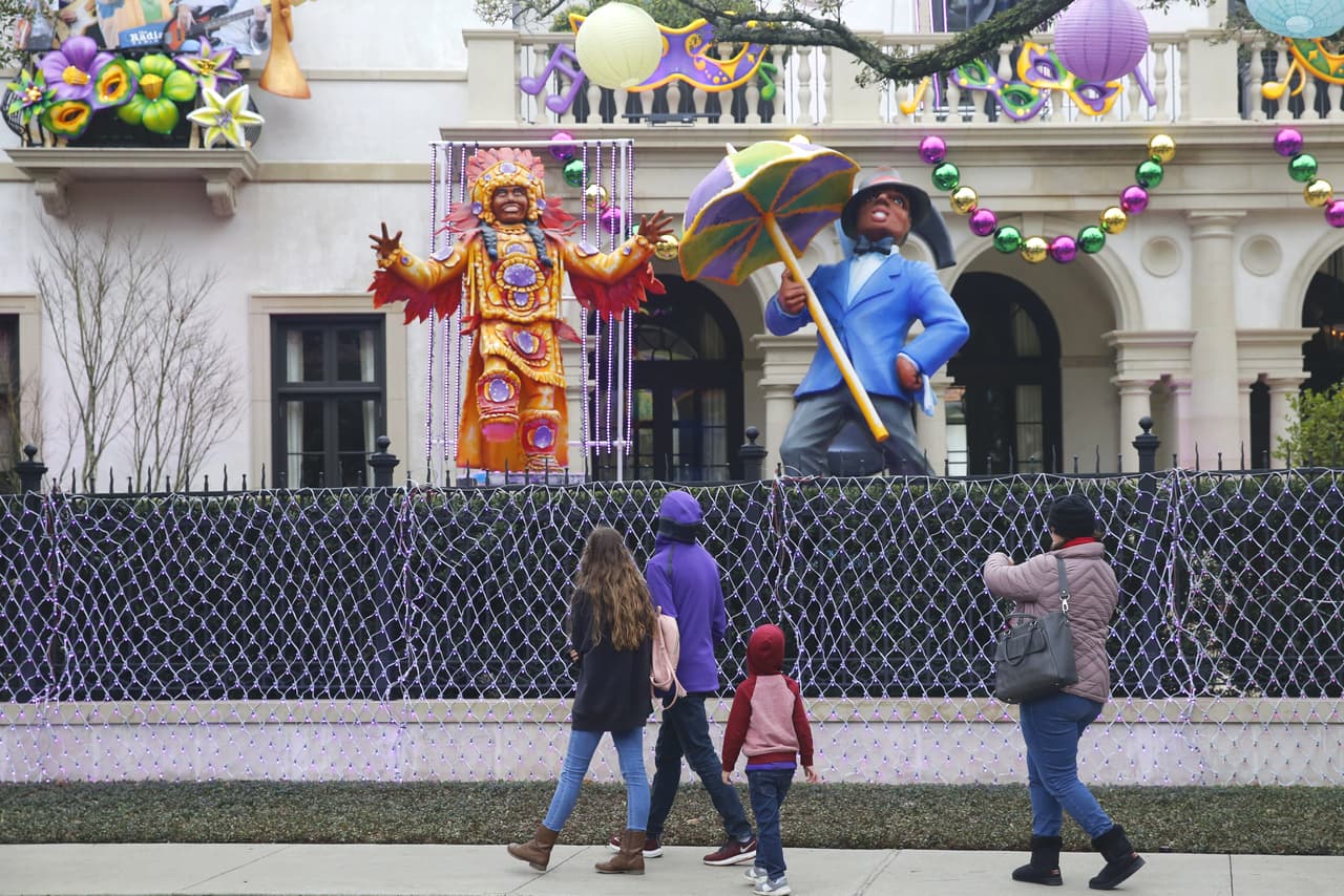 Como si fuera una carroza, estos personajes adornan la fachada de una casa en Nueva Orleans. A través de las redes sociales, varios grupos organizaron para 2021 desfiles virtuales, en auto y exposiciones de arte al aire libre.
<br>