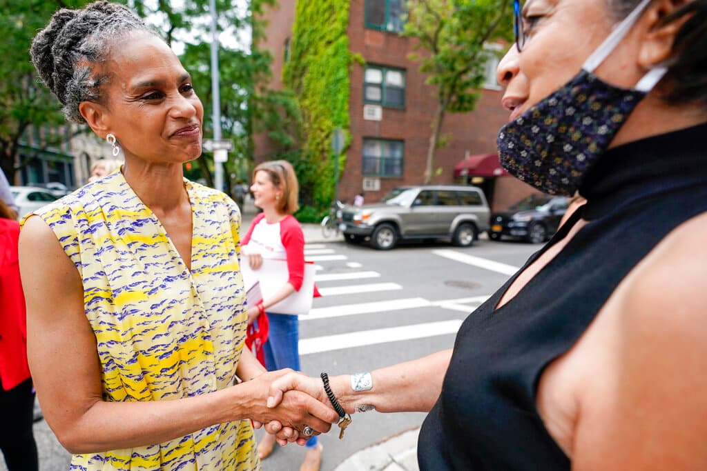 Maya Wiley, a la izquierda, conversa con un votante en el West Village de Nueva York.