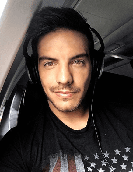 "Hablamos un poco de estos estatus sociales, donde catalogamos por el físico y se hace una reflexión interesante", dijo Vadhir a Notimex al referirse a 'Adictas'.