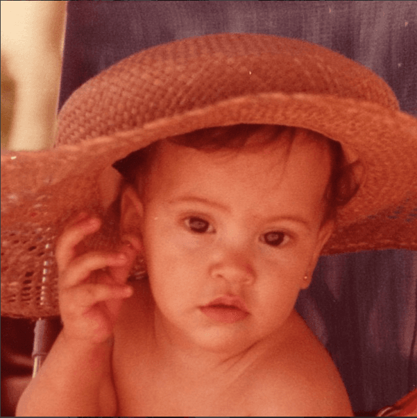 Las cámaras siempre fueron amigas de Satcha, mira qué bella se ve posando desde chiquita.