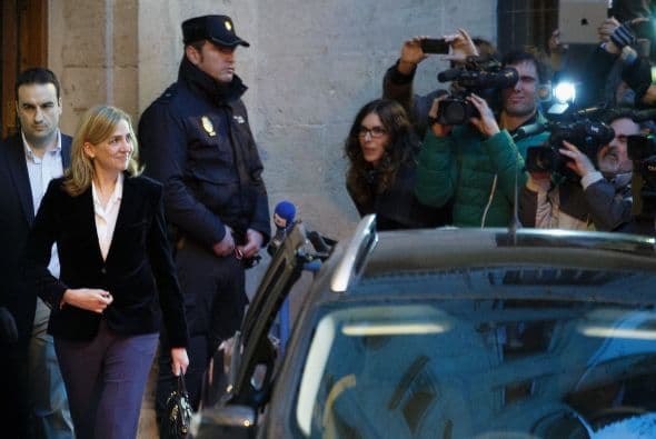 La infanta Cristina explicó durante seis horas y media de declaración judicial por el caso Nóos que se desentendió de la gestión de Aizoon, la empresa que creó al 50 % con Iñaki Urdangarin, porque confiaba plenamente en su marido, informaron fuentes jurídicas. La infanta se desligó de la administración de la sociedad familiar y aseguró que no participó en ninguna actividad del Instituto Nóos, la entidad a través de la cual Urdangarin presuntamente malversó fondos públicos. Durante el detallado interrogatorio de Castro, el primer juez que ha imputado a un miembro de la Familia Real española, la infanta admitió que hizo gastos personales con la tarjeta de crédito de Aizoon, porque entendía que no era ilegal y ha detallado que dispone de tres o cuatro tarjetas de esa clase, negando que ella o su marido tengan ninguna cuenta en paraísos fiscales y que el motivo de su presencia en la empresa que compartía con su marido fuese actuar de escudo ante Hacienda, algo que hubiera rechazado por principios. También aseguró que cuando el asesor del Rey José Manuel Romero le pidió en 2006 a Urdangarin que abandonara el Instituto Nóos, ella entendió que se trataba de evitar la mala imagen que podía acarrear que la entidad se viera envuelta en polémicas políticas, pero no pensó que su marido hiciera nada ilícito. Ella dijo que los 1,2 millones de euros que recibió de su padre para la compra de la casa del matrimonio en la ciudad de Barcelona son un préstamo que está devolviendo poco a poco.