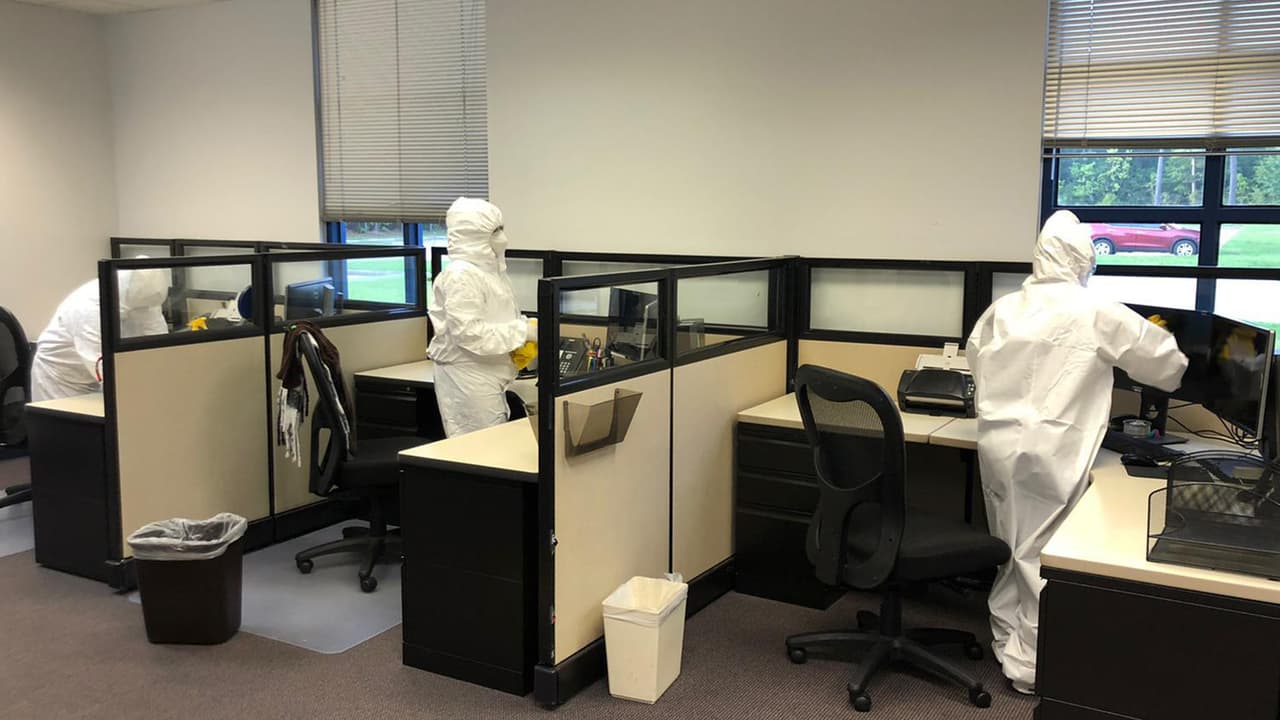 La labor más importante de la compañía es mantener a los empleados seguros y además usan productos aprobados por el gobierno, dan seguimiento manual a los puntos difíciles de alcanzar.