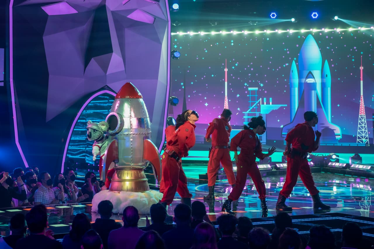 Yuri dijo que detrás de la máscara se encuentra Johnny Welch, Juanpa Zurita creyó que Topo Gigio es la verdadera identidad de este personaje, Galilea Montijo pensó que se trata de Lalo España y Carlos Rivera tuvo mucha certeza de que es el Conejo Blas.