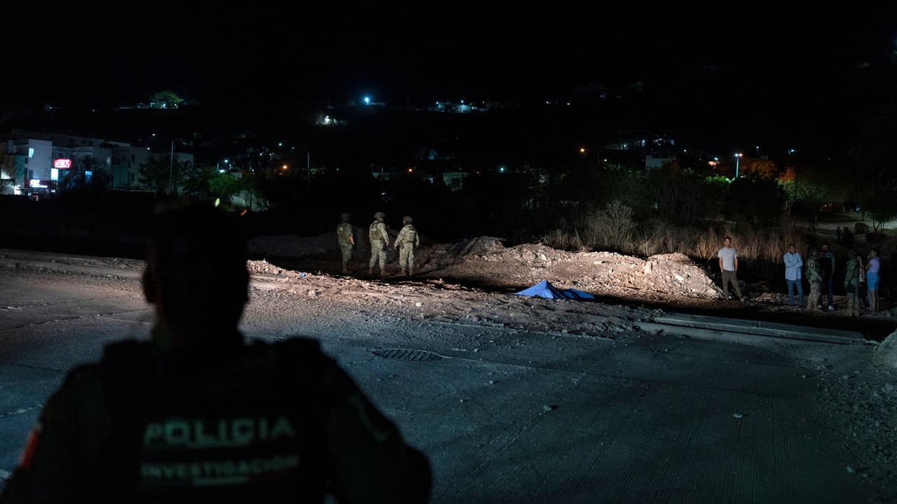 Dejan cuerpos en camioneta y cuelgan a cuatro de puente en Sinaloa; culpan a "Chapitos" y "La Mayiza"