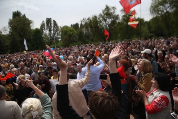 Cientos de personas desfilaron en Ucrania, pese a la crisis.
