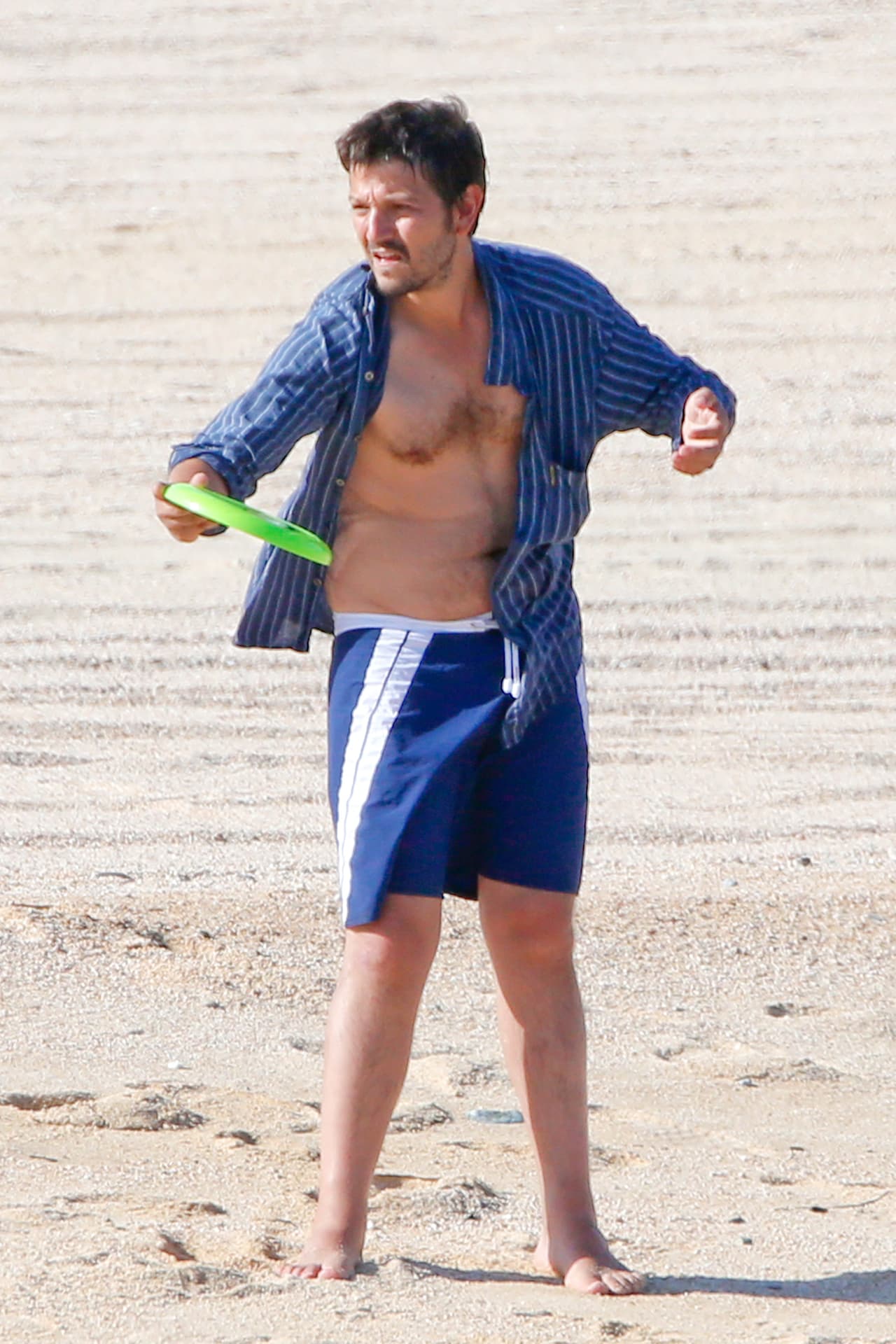 Terminando de jugar en la playa.