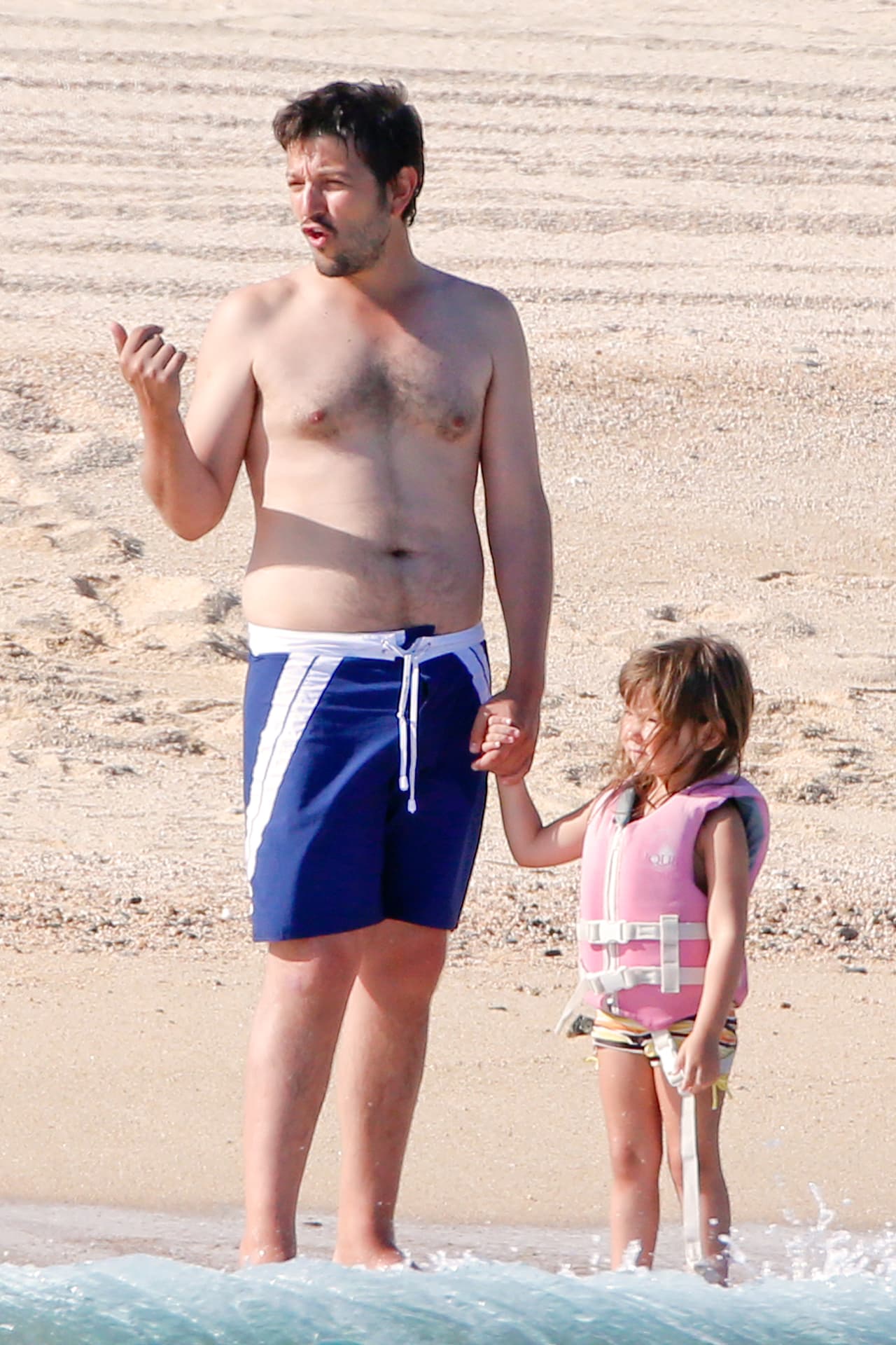 Diego Luna con sus hijos