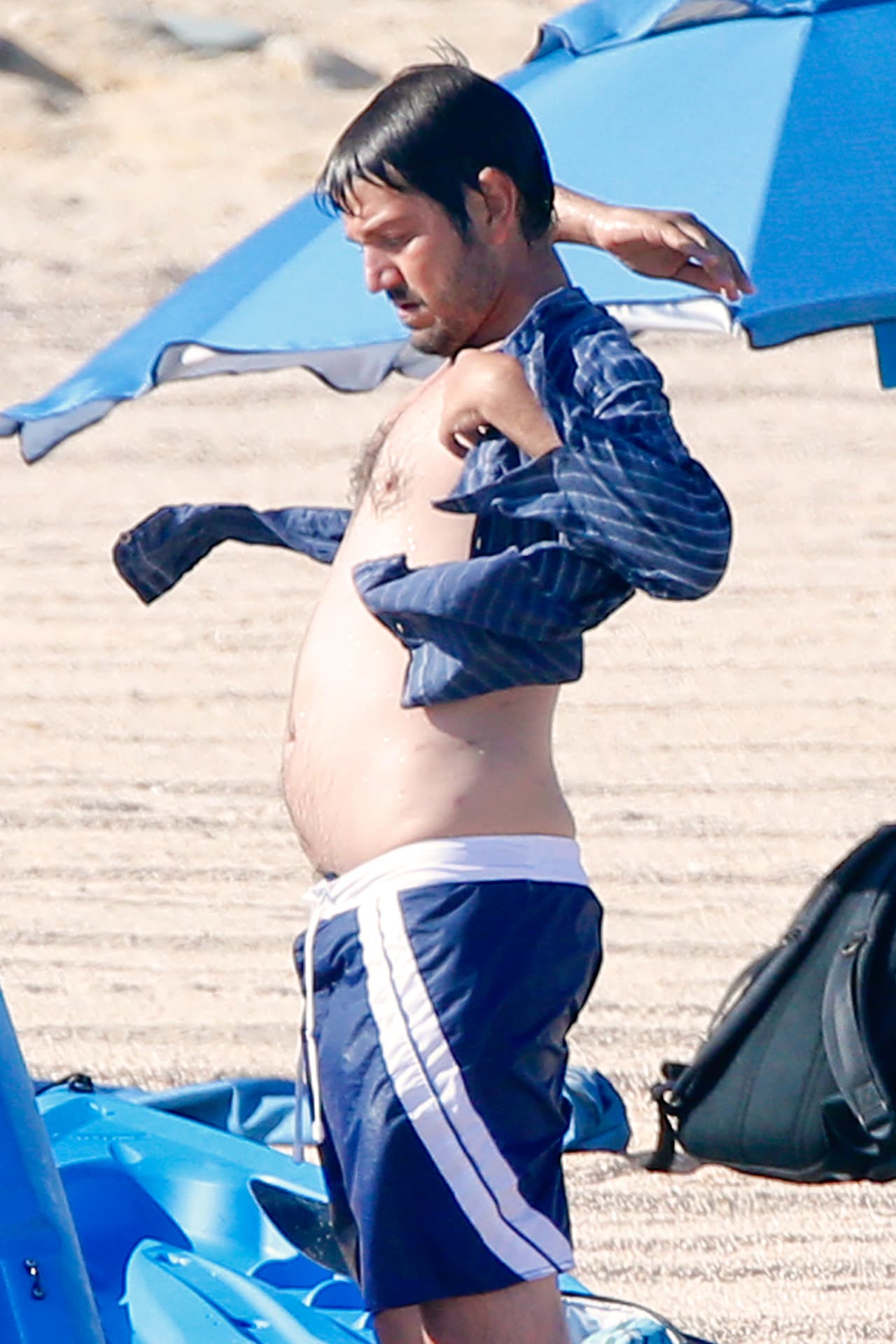 Ahora mira la pancita de Diego Luna.