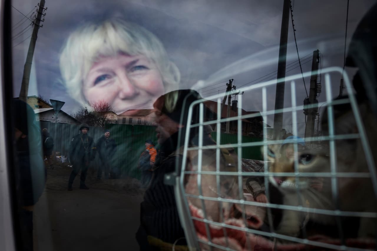 Irpin: Una mujer intenta huir con su gato de la ciudad sitiada.