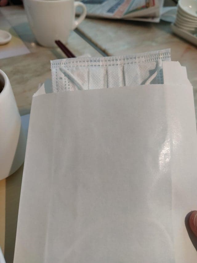 En Hong Kong, algunos establecimientos les ofrecen a sus clientes bolsas de papel para guardar sus mascarillas mientras no las utilizan.