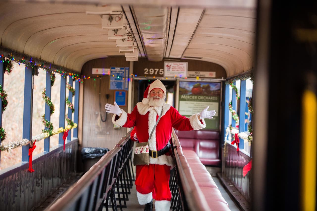 Un paseo diurno en el Santa Express es mejor para los niños pequeños, ya que dura solo una hora. Todos los niños reciben una campana tradicional y un bastón de caramelo.
