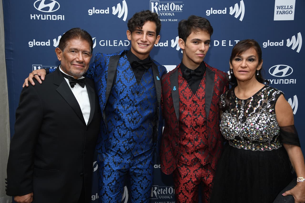 En este evento de talla internacional la pareja estuvo acompañada por el productor 
<b><a href="https://www.univision.com/famosos/juan-osorio-habla-como-trata-a-su-hijo-emilio-tanto-fuera-como-arriba-del-escenario-fotos">Juan Osorio, quien también es el papá de Emilio O. Marcos</a></b>.