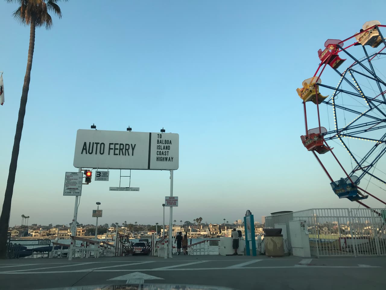 <b><a href="https://www.visitnewportbeach.com/vacations/balboa-island/" target="_blank">Balboa Island</a></b>: 1 hora manejando y 5 minutos en transbordador
<br>No hay que ir muy lejos para ir a una isla y Balboa Island es una prueba de ello. Esta pequeña isla en el condado de Orange es una gran opción para caminar y explorar pequeños restaurantes y negocios locales.