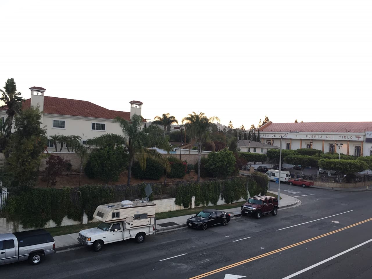 Ese terreno queda justo frente al templo y a un costado de la residencia principal de la congregación. En esta foto, el lote aparece detrás de los autos estacionados.