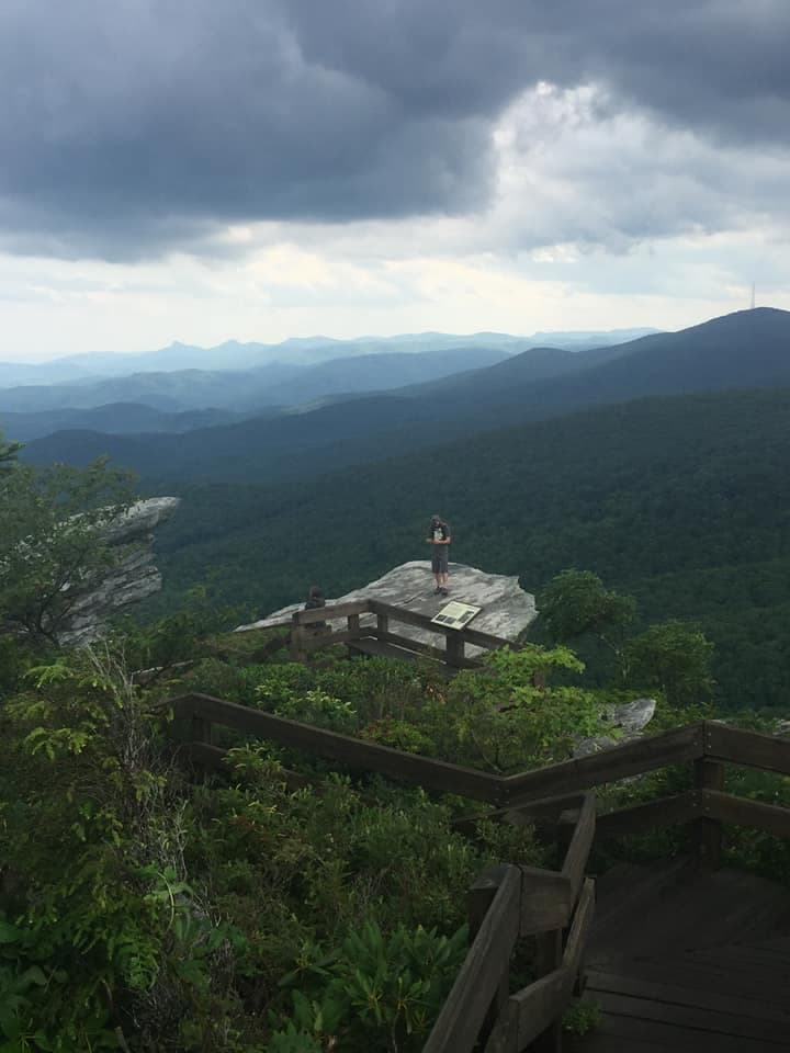 <b><a href="https://www.fs.usda.gov/recarea/nfsnc/recarea/?recid=48974">Linville Gorge</a>. </b>Es posible que necesites de un auto todoterreno para llegar a la carretera hasta Wiseman's View, pero la corta caminata hacia abajo vale la pena. Dos 'balcones' de ladrillo te sumergen sobre Linville Gorge. Llamado 'El Gran Cañón del Este', Wiseman's es sin duda una de las mejores maneras de obtener vistas espectaculares de Gorge.