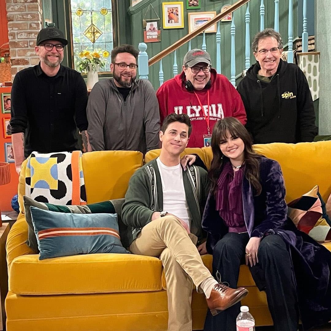 Selena Gomez con el elenco de la secuela de 'Los hechiceros de Waverly Place'