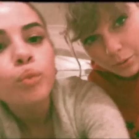 Pero todo eso ha quedado en el olvido. Swift agradeció la participación de Selena Gomez en su concierto con un mensaje en el que expresó: " A la persona que puedo llamar a cualquier hora y quien ha estado siempre, sin importar lo que pase... Te luciste esta noche y todo el mundo estaba eufórico al verte. Te amo y las 60,000 personas en el Rose Bowl te amaron también".