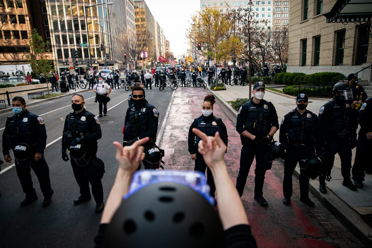 Miembros del Departamento de Policía Metropolitana separan a los partidarios del presidente Trump de la plaza 'Black Lives Matter' ('Las vidas negras importan').