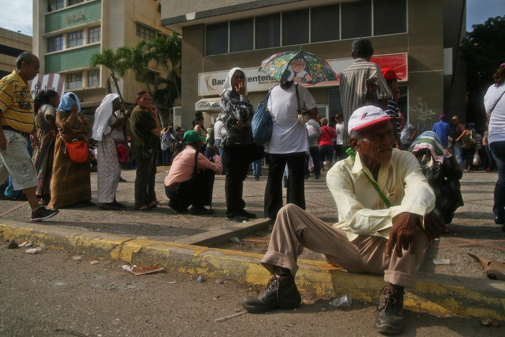 "Esto sigue peor. No hay efectivo ni comida y el sueldo no alcanza": el 'plan económico' de Maduro naufraga en un mes