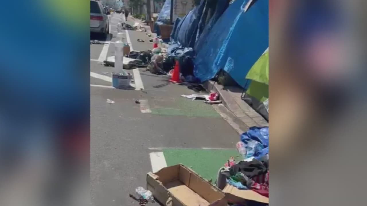 Ciclistas denuncian sentirse en peligro por obstrucción de campamento de indigentes en ciclovía