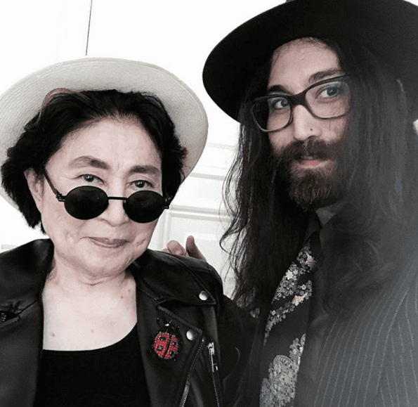 Por su parte, Sean Lennon es hijo único del matrimonio que establecieron Yojo Ono y John Lennon. De esta manera, Sean Taro Ono Lennon es un músico y actor estadounidense de ascendencia británica y japonesa.