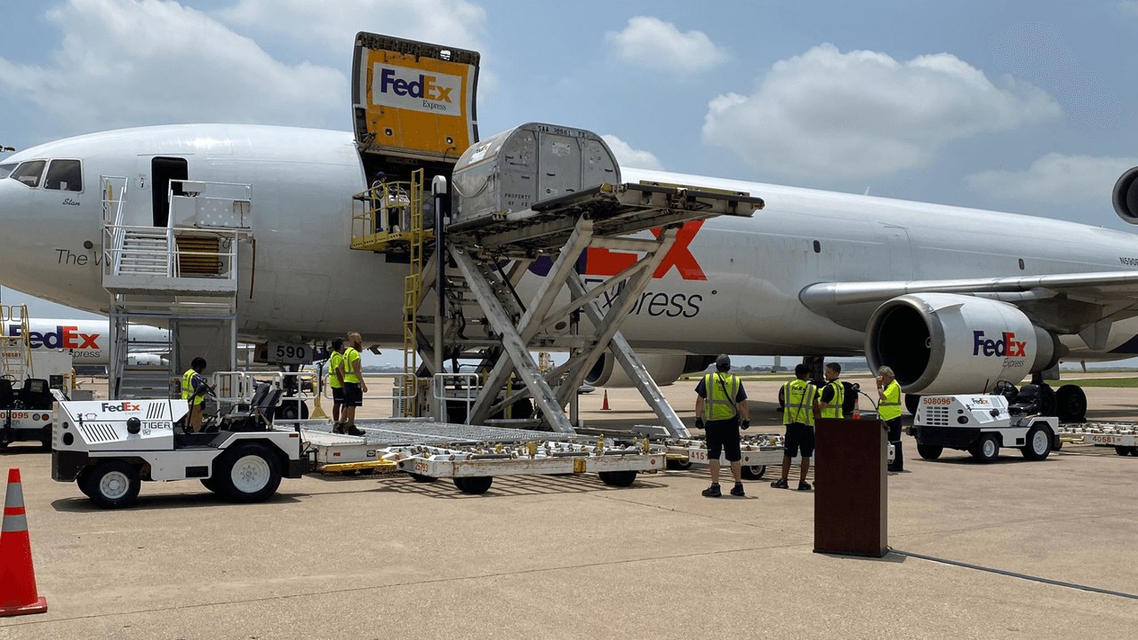 Llega a Dallas-Fort Worth el tercer cargamento de fórmula para bebés en Estados Unidos