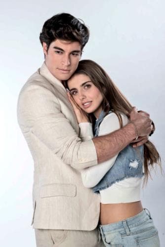 Michelle Renaud y Danilo Carrera se conocieron en 2015, durante una sesión de fotos para la portada de una revista, y tres años después protagonizaron Hijas de la Luna.