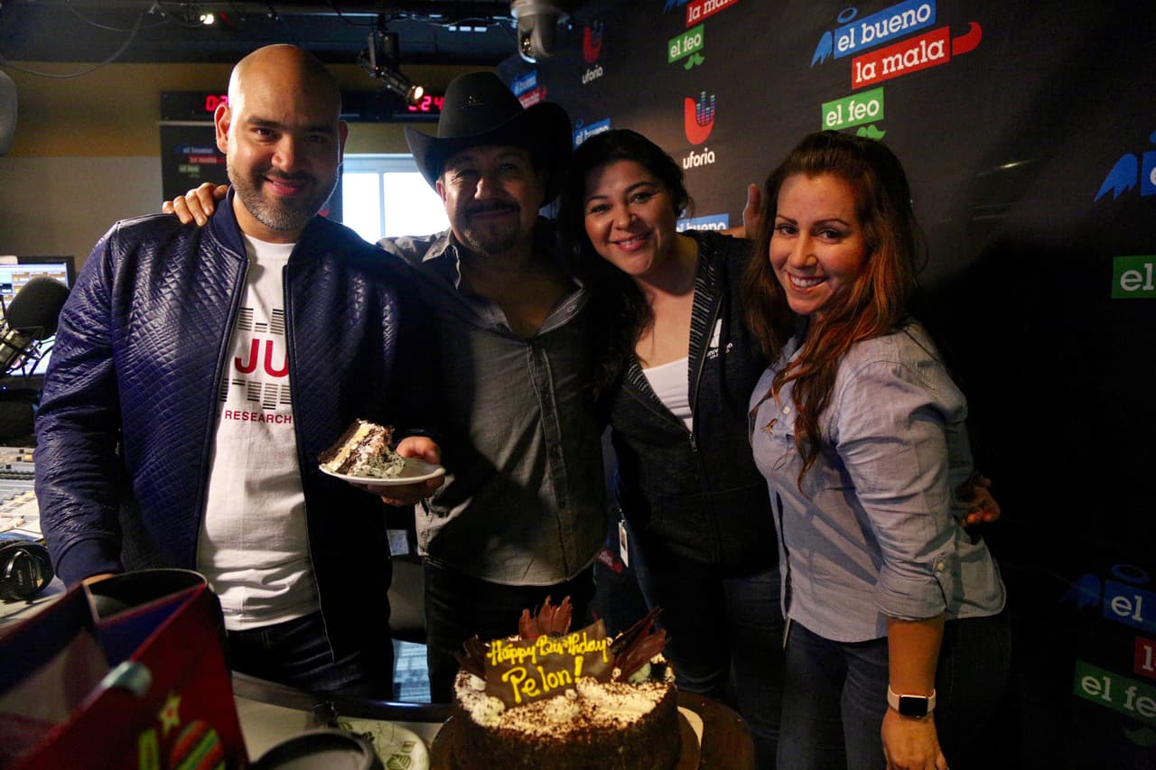 Raúl Molinar 'El Pelón' celebró al lado de sus compañeros un año más de vida.