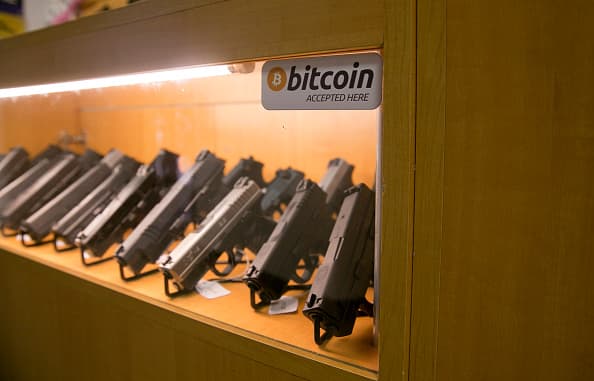 "La Legislatura debería considerar prohibir la compra de armas de fuego bajo la ley estatal. Un objetivo principal es mantener las armas fuera del alcance de los delincuentes mientras se protegen los derechos de los ciudadanos respetuosos de la Segunda Enmienda."