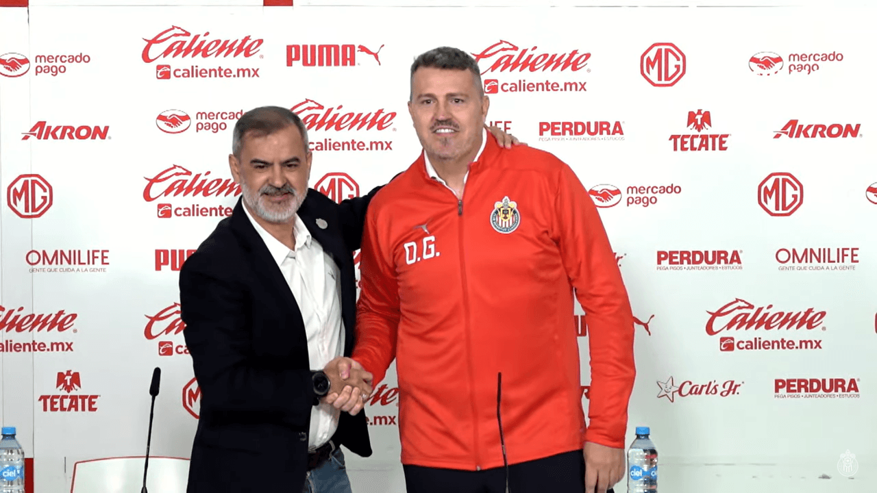 ¿Así de grande? La comparación de Óscar García en plena presentación