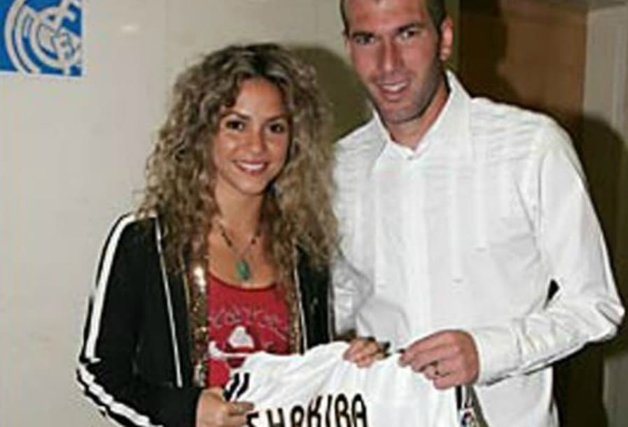 Hace unos días salió a la luz una foto de ella junto a Zinedine Zidane y con la playera del Real Madrid, equipo al que apoyaba.