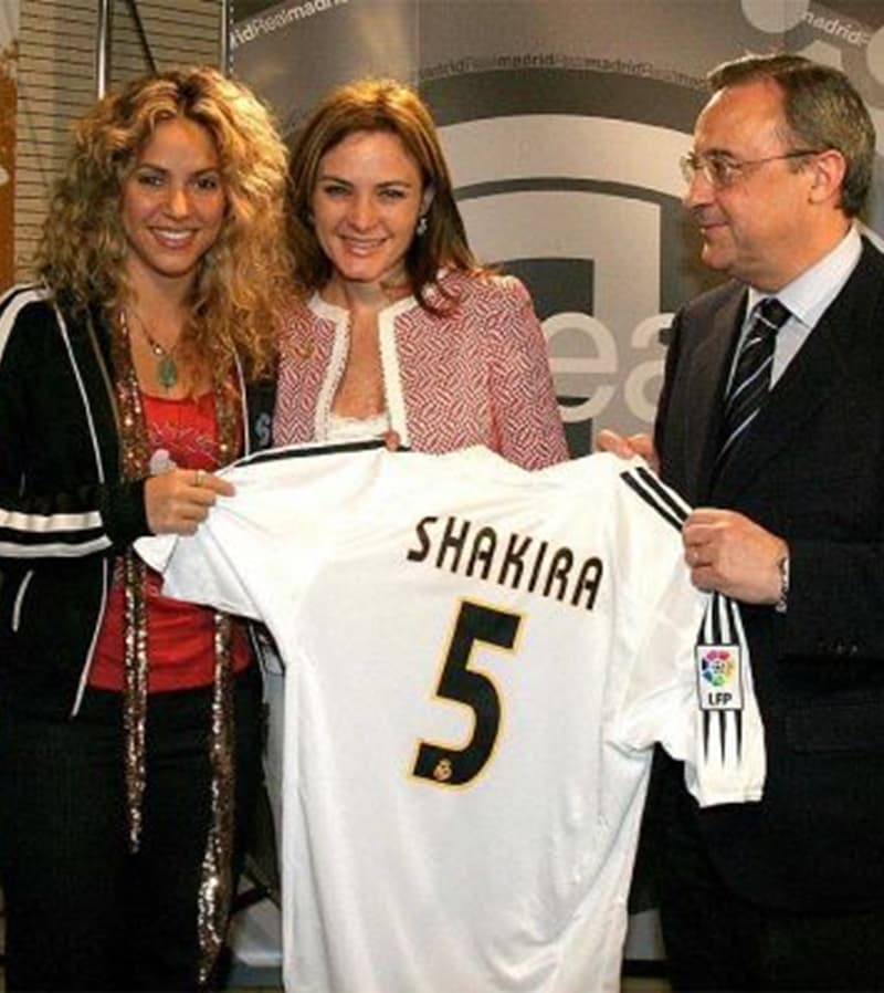 Pero calma, que todo esto pasó en 2005, cuando 'Shaki' asistió al estadio Santiago Bernabéu para ver el clásico Real Madrid-Atlético de Madrid.