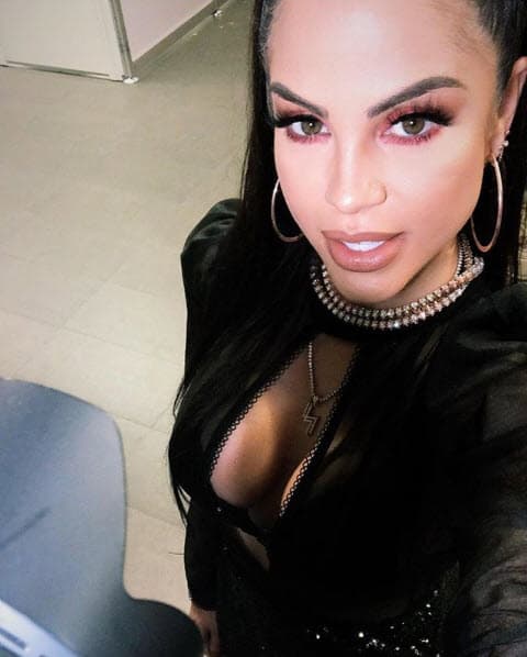 Además de un audio en el que se le escucha decir: "Hola papi, como siempre pensando en ti. Espero que te guste mucho, mucho", el cual supuestamente no era para el productor musical.
<br>