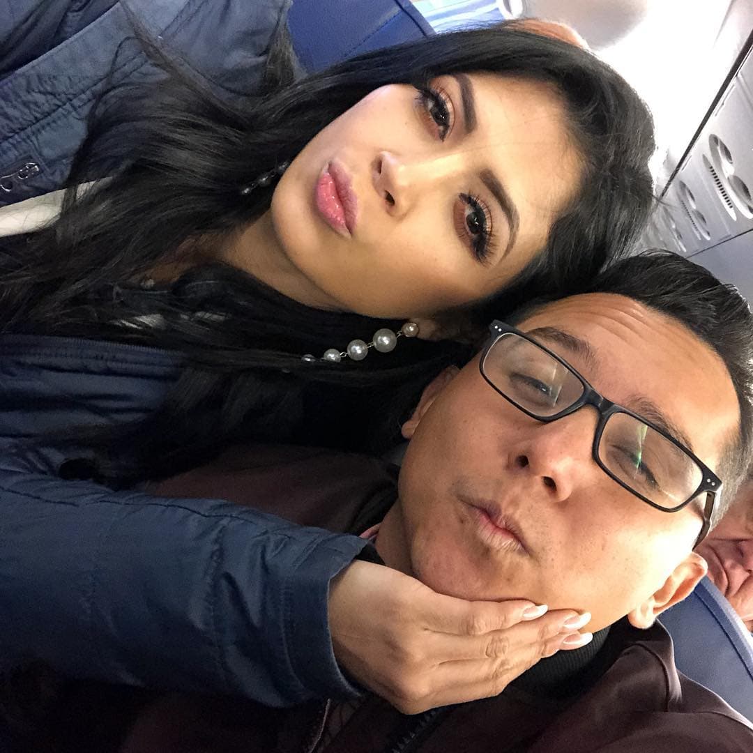 “A raíz de lo de su mamá, me la amenazaron como 10 veces y fuerte, con mensajes fuertes de ‘te vamos a disparar y te vamos a matar cuando llegues a la iglesia’ y estaba asustada”, comentó en una entrevista para el programa 
<a href="https://www.tvazteca.com/aztecauno/venga-la-alegria/en-sus-batallas/videos/parte-4-edwin-luna-y-kimberly-flores-tenian-mas-de-130-escoltas-durante-su-boda-pues-ella-recibio-amenazas-de-muerte" target="_blank">‘Venga la alegría’</a>.