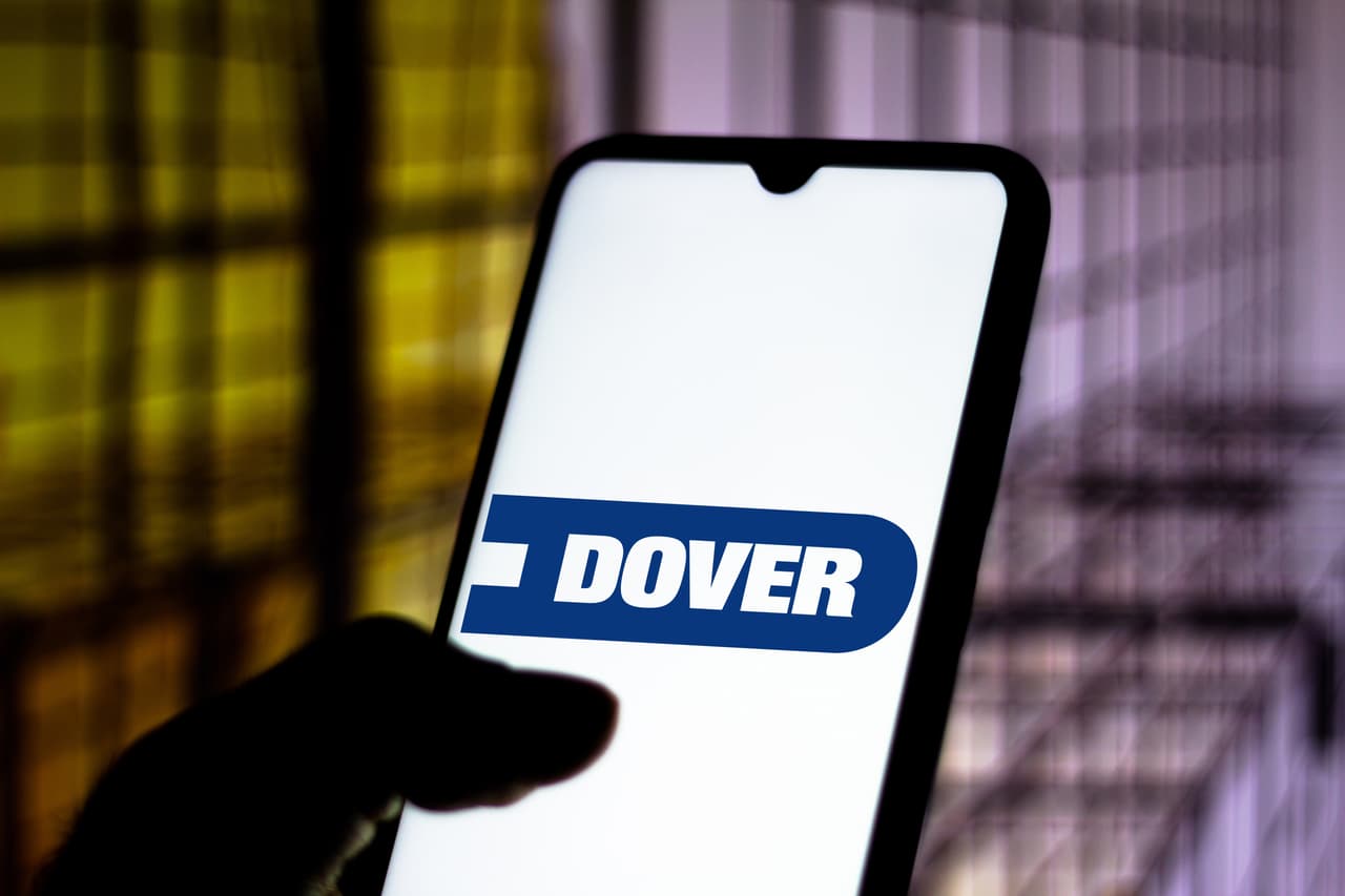 La corporación Dover abarca múltiples industrias para equipos y componentes, bombas, transportadores y otros artículos utilizados por fabricantes y empresas productoras de bienes. Sus dividendos reportados en agosto de 2018 marcó el 63 año consecutivo de aumentos en sus ganancias desde su fundación en 1947.